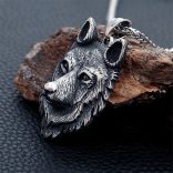 Lopoos	-	Lánc medállal