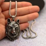 Lopoos	-	Lánc medállal