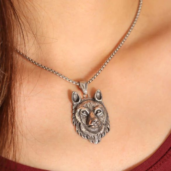 Lopoos	-	Lánc medállal