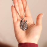 Lopoos	-	Lánc medállal