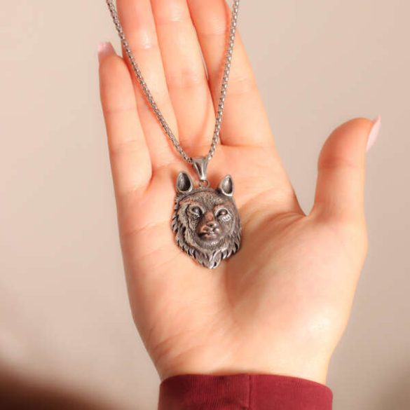 Lopoos	-	Lánc medállal