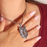 Lopoos	-	Lánc medállal