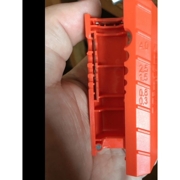 Univerzális kábelcsupaszító eszköz