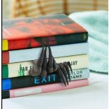 Gyanta boszorkánykéz alakú könyvtartó, könyvjelző