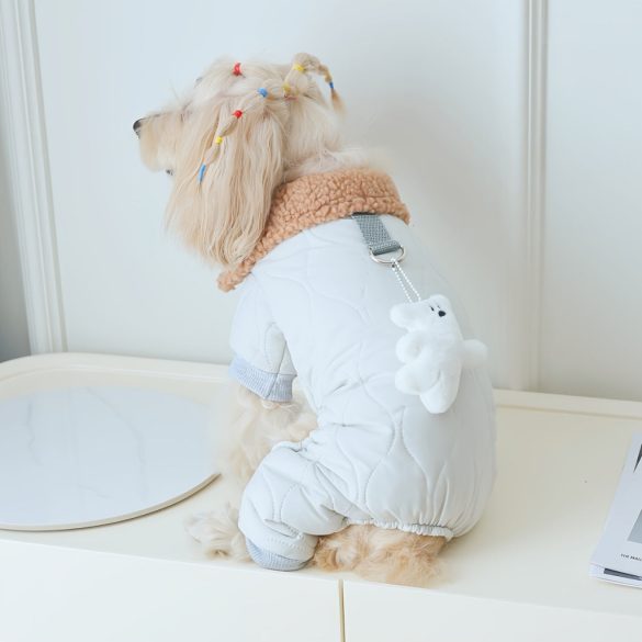 Kényelmes vastagított kisállat ruha medállal és pórázcsatlakozási lehetőséggel
