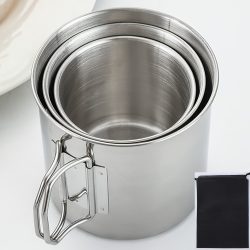   500 ml-es tartós és hordozható  rozsdamentes acél kempingpohár karabinerkapcstal és összecsukható fogantyúval