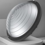Bosu labda a sebességképzettséghez, egy félkör alakú egyensúlyozó jóga labda fitneszhez és pilateshez. szürke
