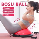 Bosu labda a sebességképzettséghez, egy félkör alakú egyensúlyozó jóga labda fitneszhez és pilateshez. szürke